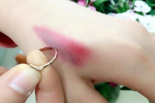 Cách thử chì trong son bằng vàng: