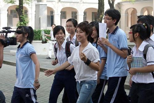 Sao Việt về thăm thầy cô nhân ngày Nhà giáo