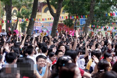 Sao Việt về thăm thầy cô nhân ngày Nhà giáo