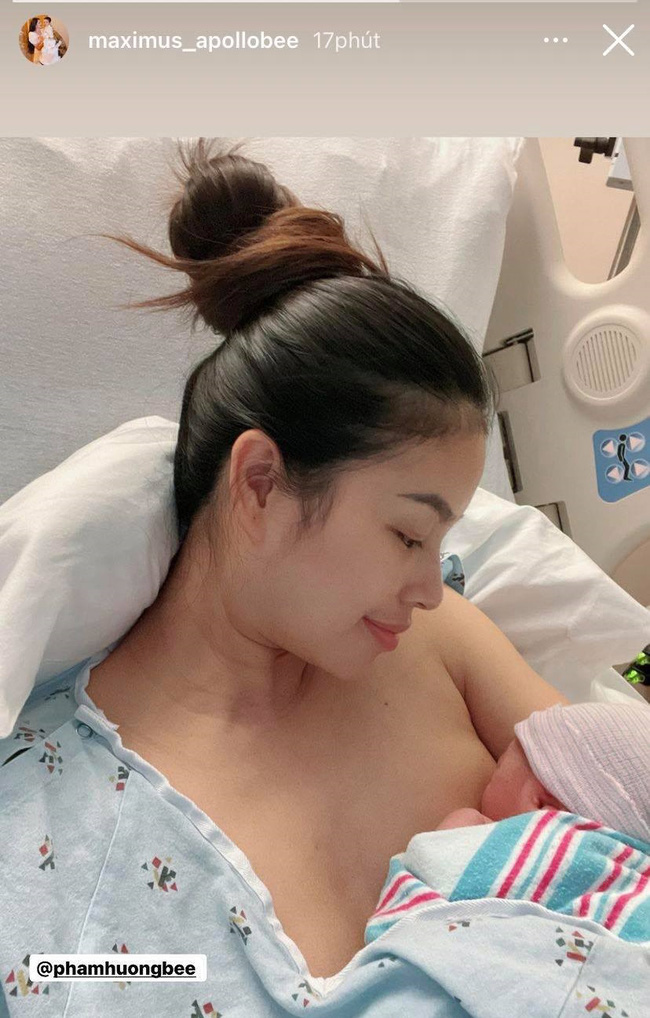 Hình ảnh đầu tiên của Phạm Hương cùng em bé thứ hai, 'mẹ bỉm sữa' khoe mặt mộc lúc cho con bú