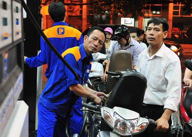Nóng tuần qua: Giá xăng dầu tại Việt Nam đồng loạt giảm lần thứ 4 liên tiếp
