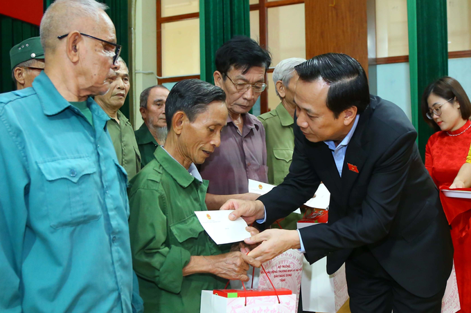 Bộ trưởng Đào Ngọc Dung tặng quà người nghèo, người có công
