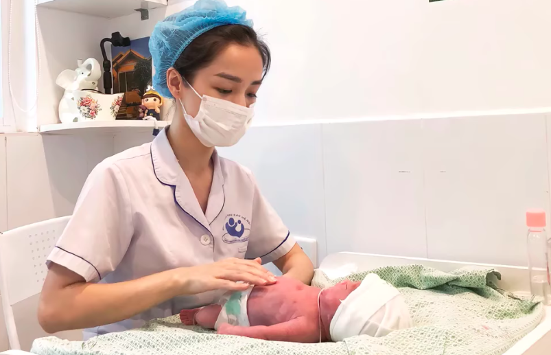 Hành trình kỳ diệu của em bé chào đời nặng 400g, lọt thỏm trong bàn tay bác sĩ
