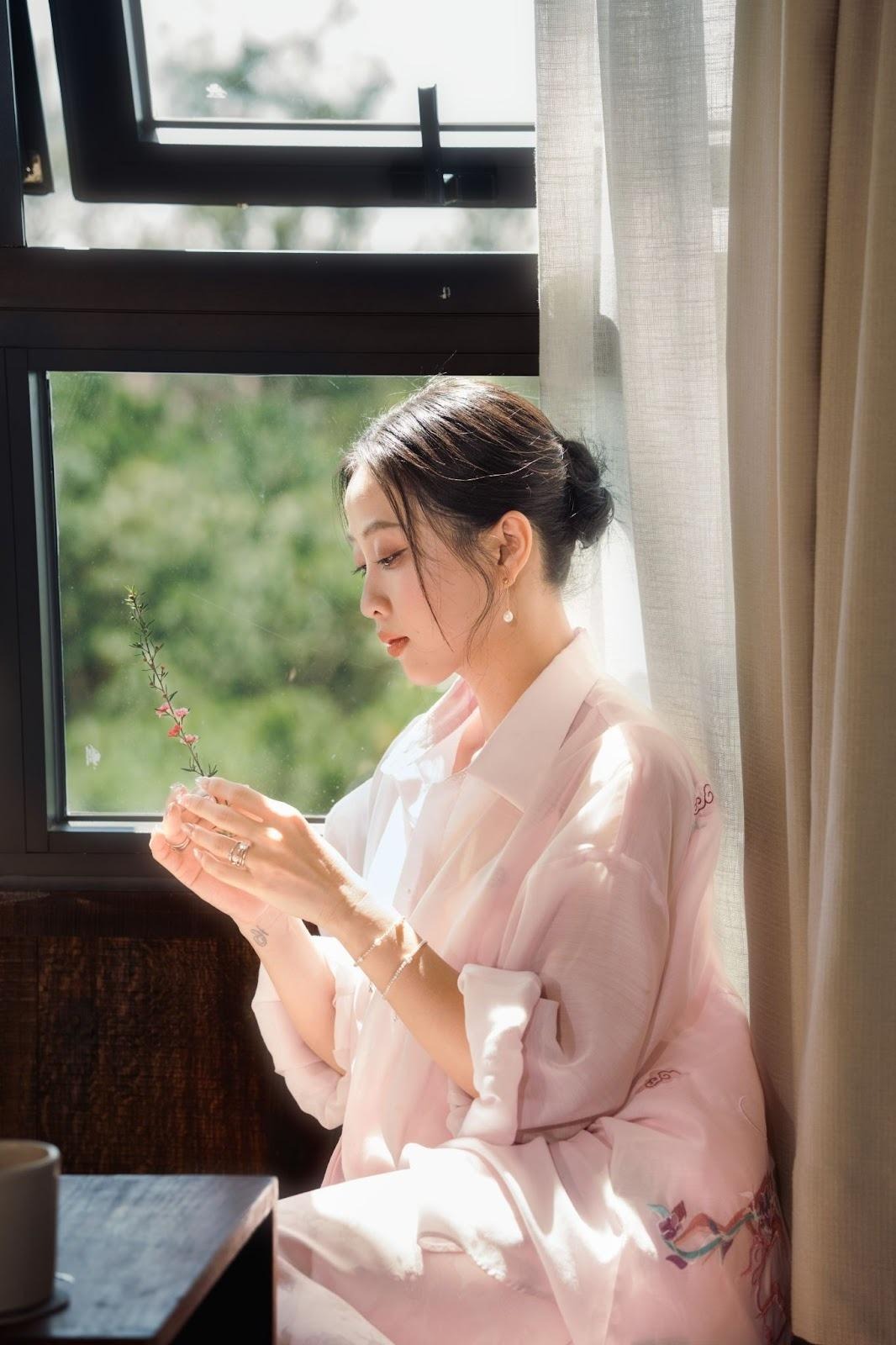 A person looking at a flowerAI-generated content may be incorrect.